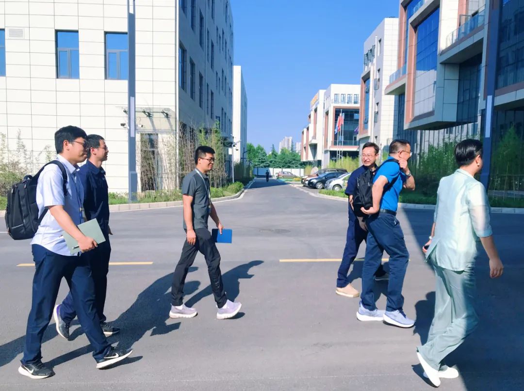 企業(yè)動(dòng)態(tài)  熱烈歡迎藍(lán)曉科技領(lǐng)導(dǎo)一行蒞臨中鈉儲(chǔ)能參觀考察1.jpg